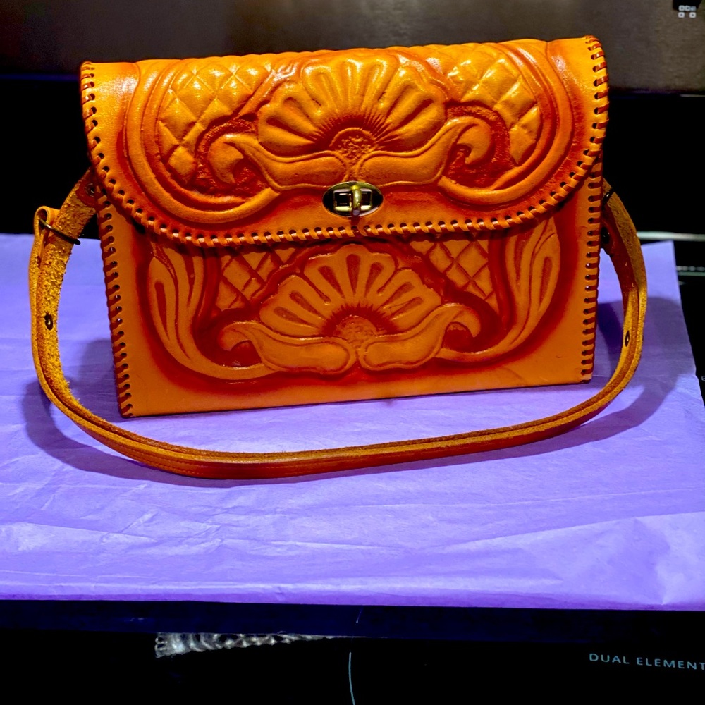 VINTAGE TOOLED LEATHER PURSE